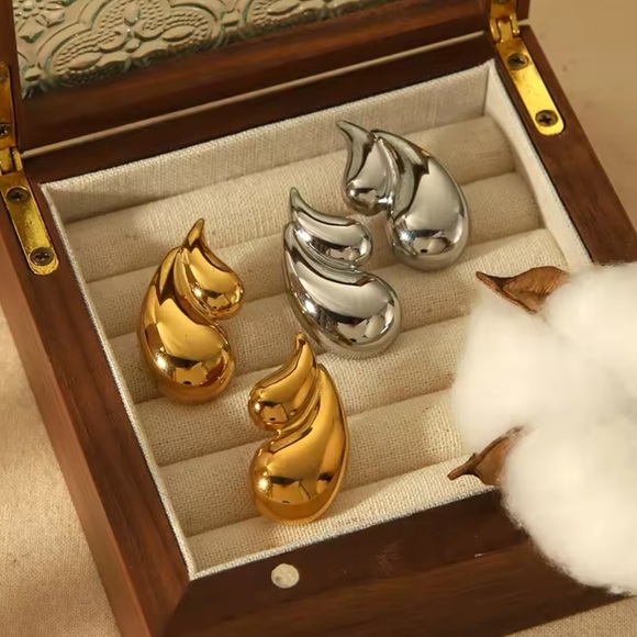 ◾️18k Gold Plated Double Layered Water Drop Stud Earrings - Picture 9 of 11